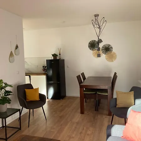 Mit Balkon Und 2 Schlafzimmer Apartment *
