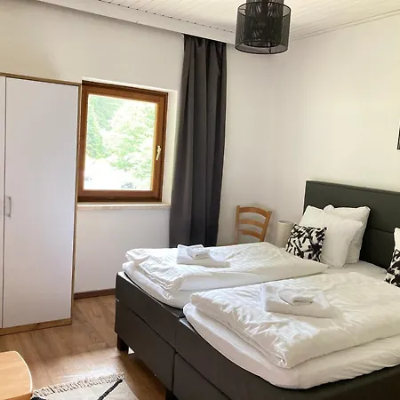 Apartment Mit Balkon Und 2 Schlafzimmer *