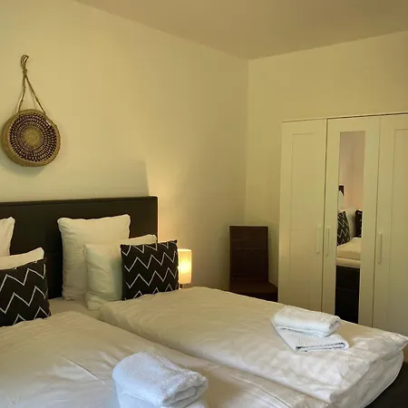 Mit Balkon Und 2 Schlafzimmer Apartment *