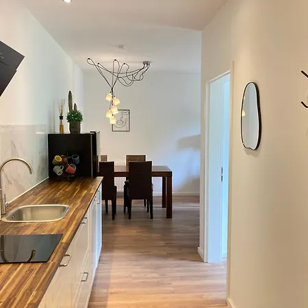 Mit Balkon Und 2 Schlafzimmer